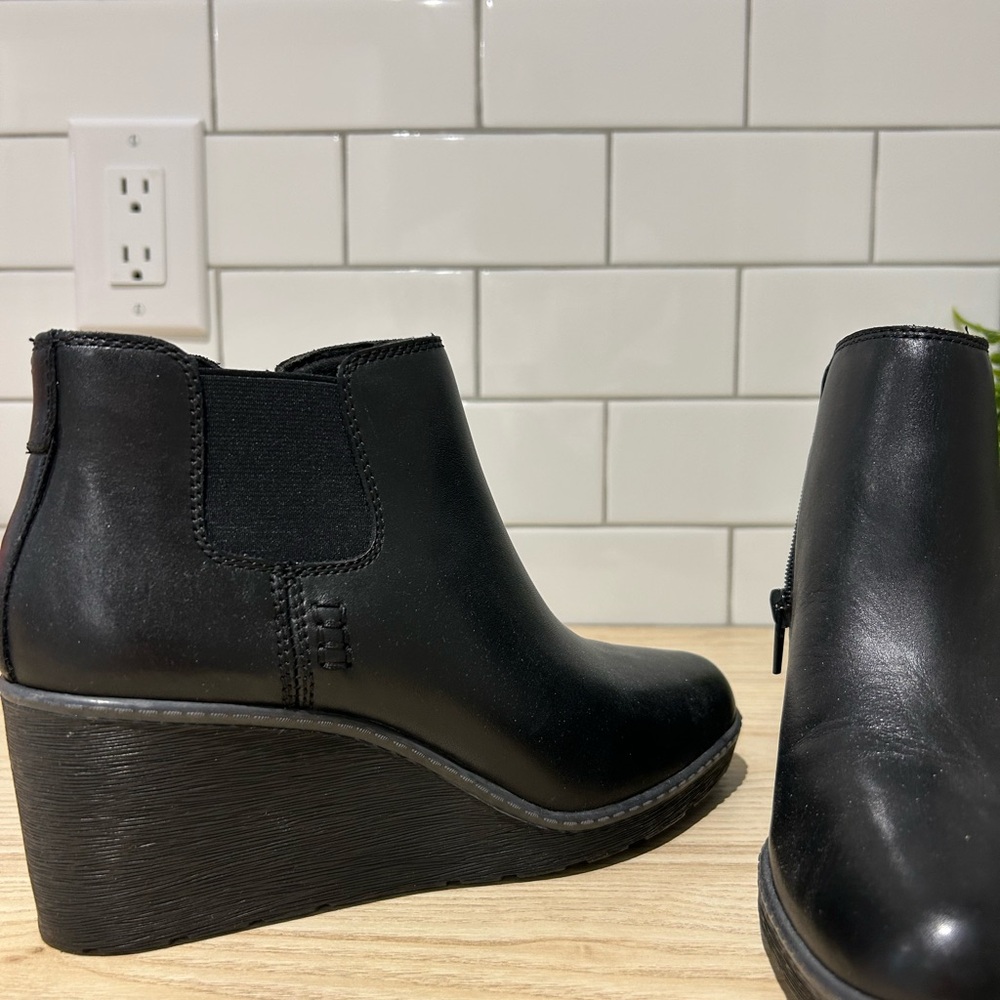 Clarks wedge heel leather bootie ✨🌿 - size 8